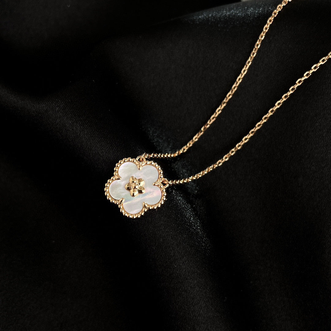 [Radiant Gem]¯LUCKY  WHITE MOP  PLUM BLOSSOM NECKLACE