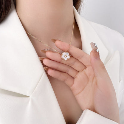 [Radiant Gem]¯LUCKY  WHITE MOP  PLUM BLOSSOM NECKLACE