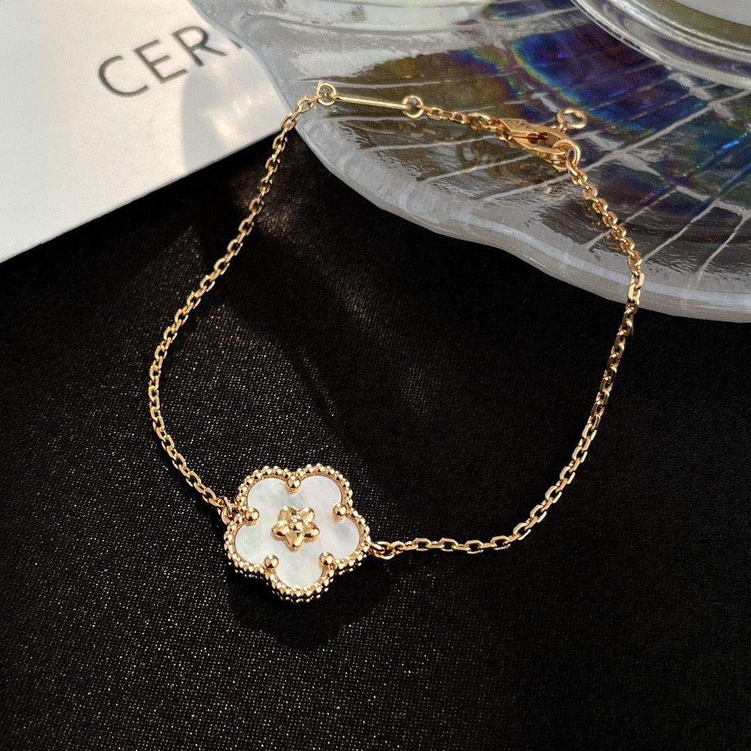 [Radiant Gem]¯LUCKY WHITE MOP PLUM BLOSSOM  BRACELET