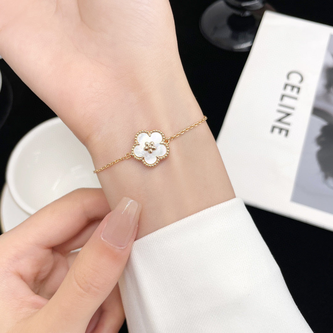 [Radiant Gem]¯LUCKY WHITE MOP PLUM BLOSSOM  BRACELET