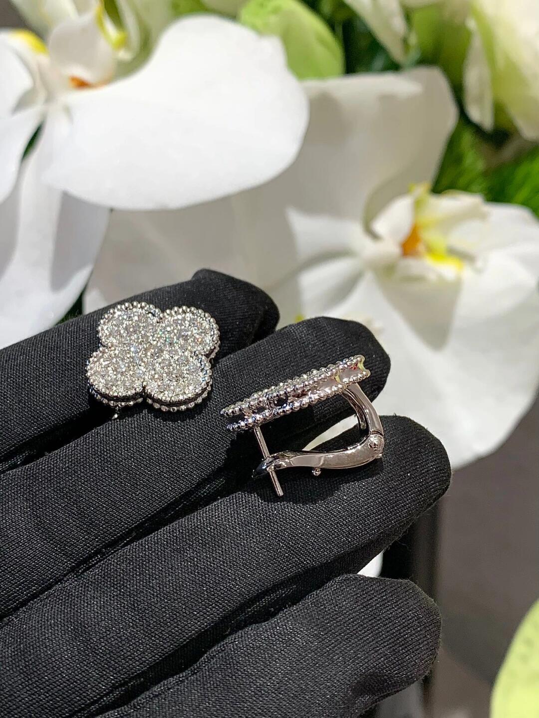 [Radiant Gem] CLOVER 20MM MOTIFS DIAMOND STUD EARRINGS SILVER
