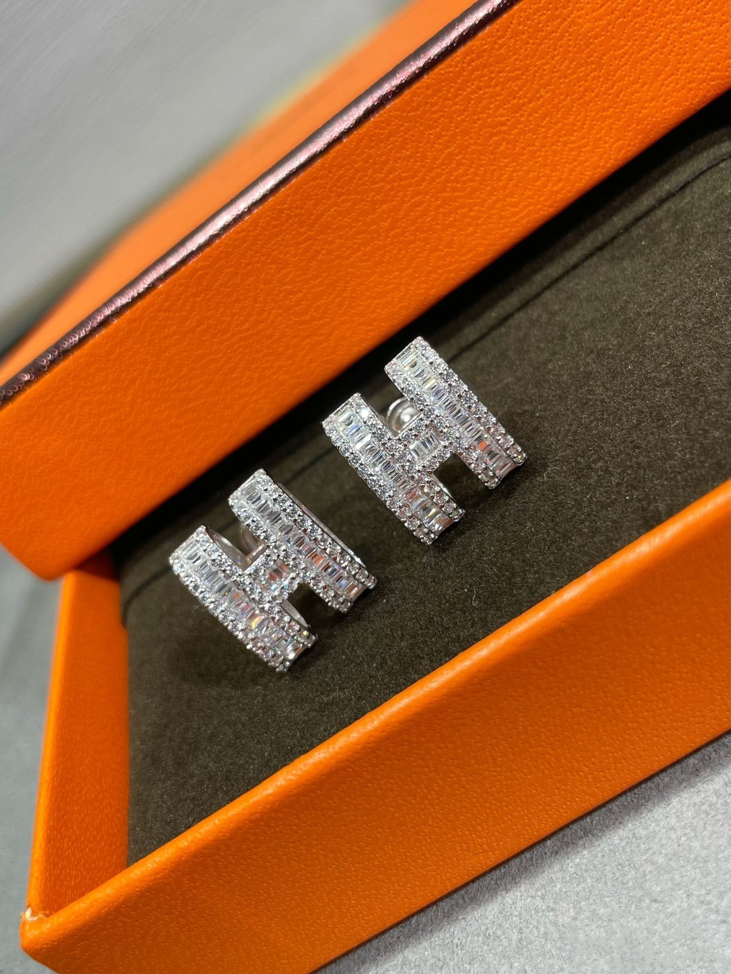 [Radiant Gem]¯H STUD EARRINGS WITH SILVER DIAMONDS