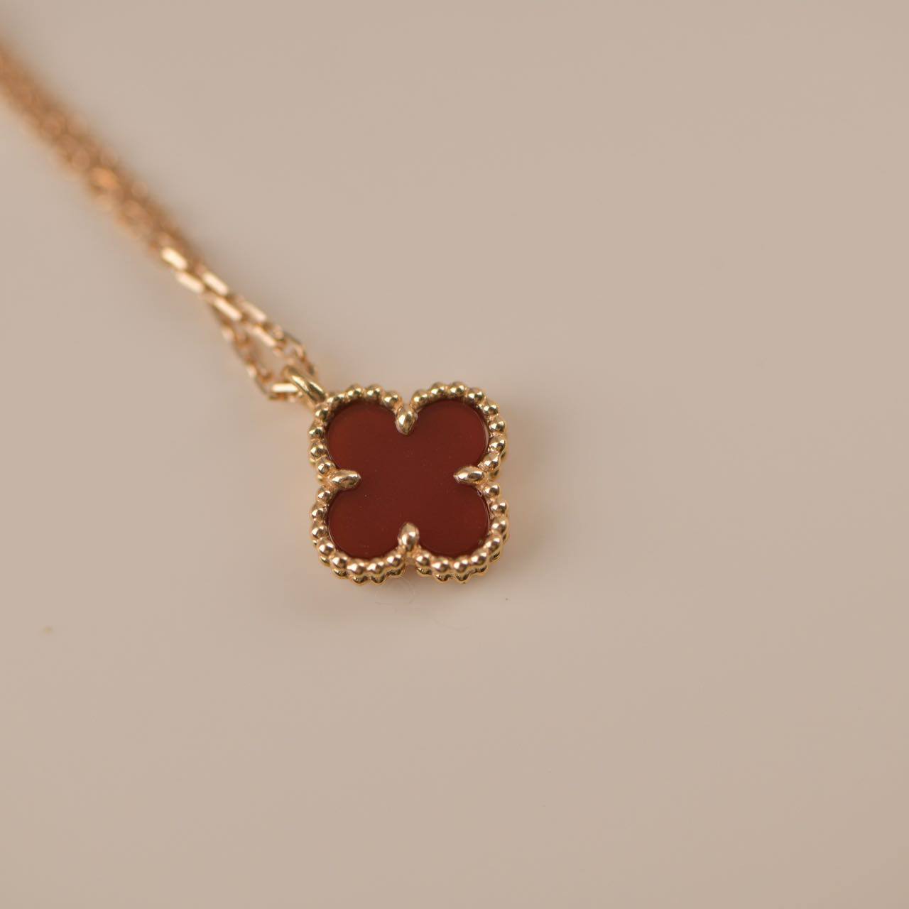 [Radiant Gem]¯CLOVER MINI 9.5MM WHITE CARNELIANS NECKLACE