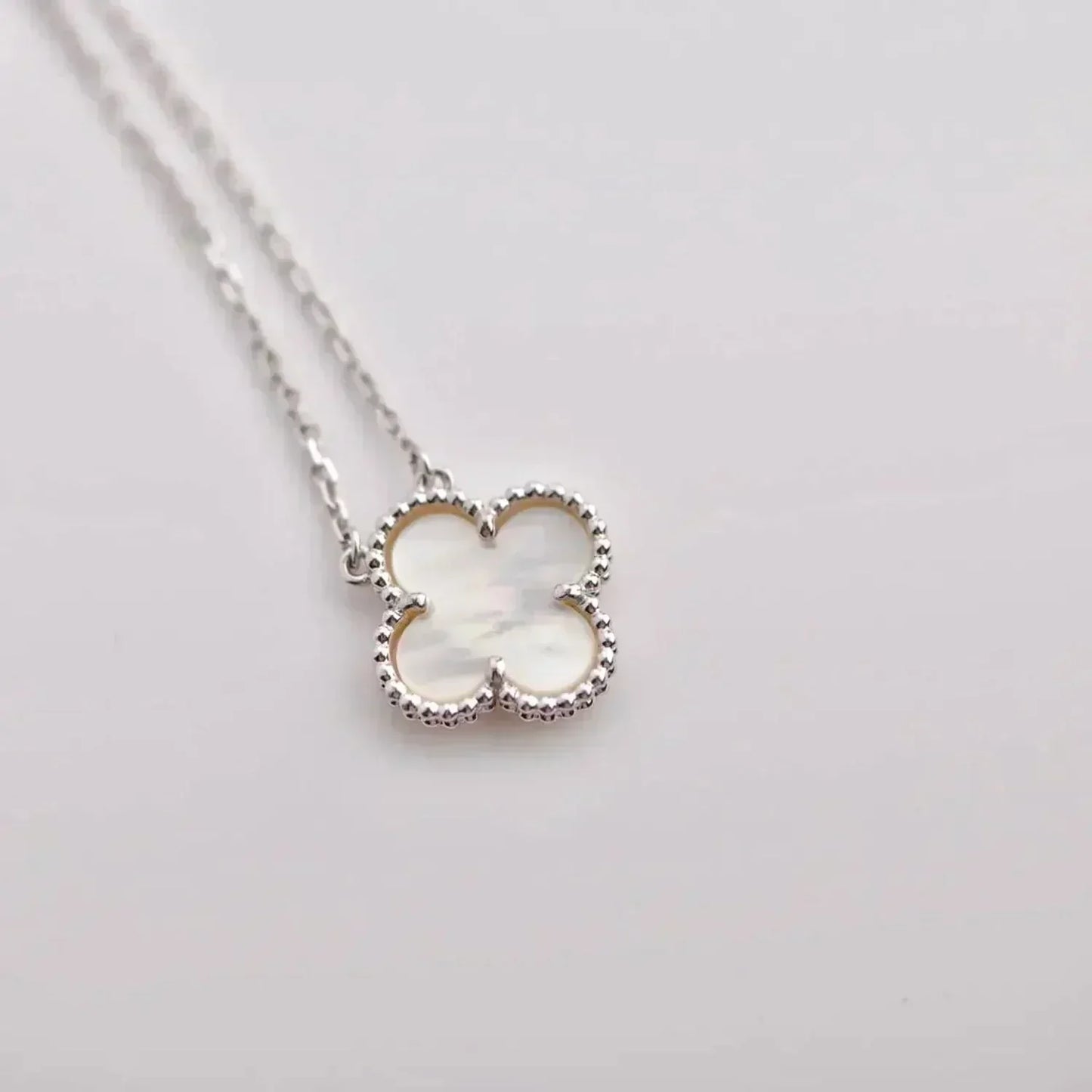 [Radiant Gem]¯CLOVER  15MM WHITE MOTHER-OF-PEARL SILVER