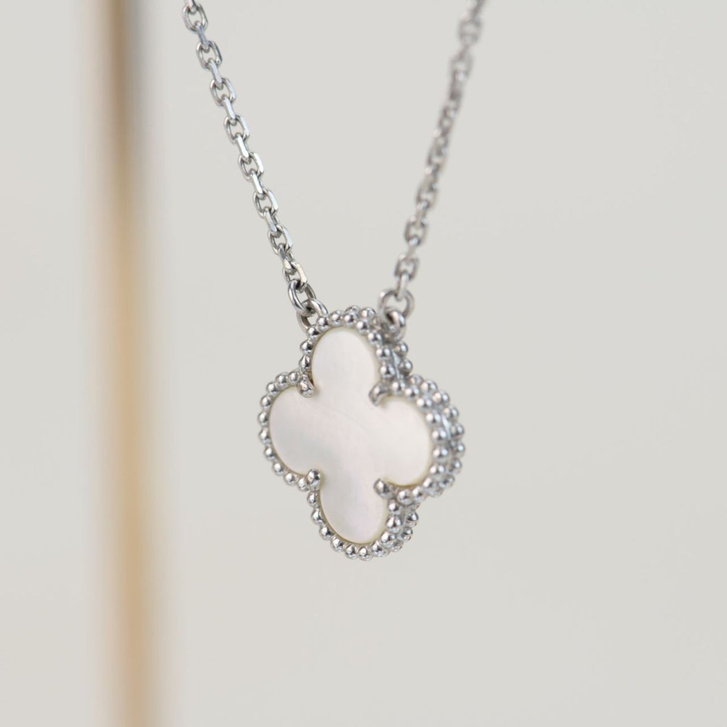 [Radiant Gem]¯CLOVER  15MM WHITE MOTHER-OF-PEARL SILVER
