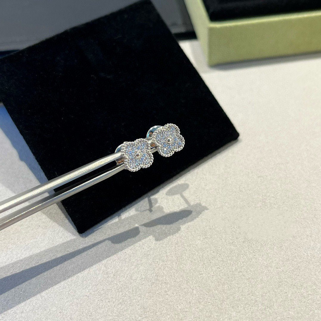 [Radiant Gem]¯CLOVER MINI DIAMOND STUD EARRINGS